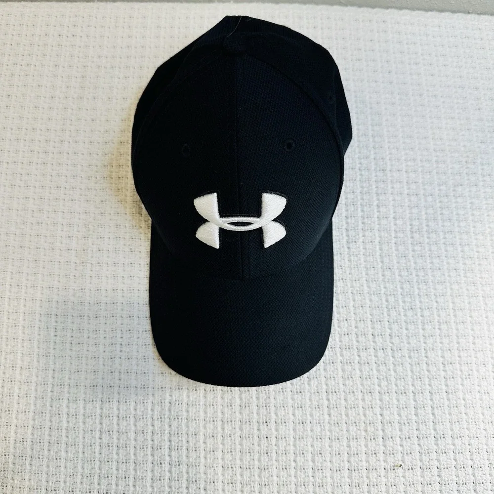 Under Armour Youth Blitzing Black Flex Fitted Hat Size YSM/YMD Kids Baseball Cap